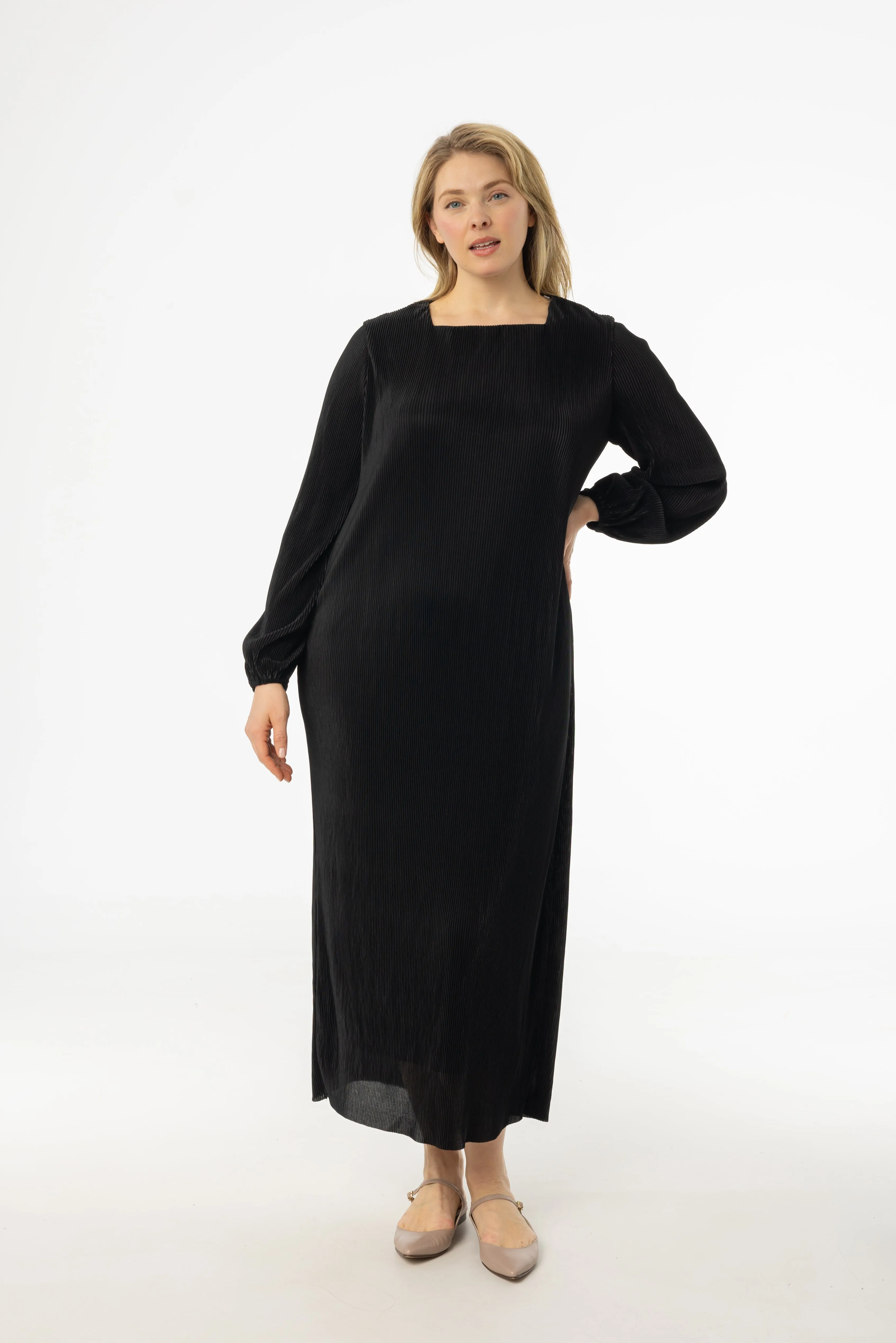 UniversalFit Metro Edge Black Square Neck Accordion Pleat Maxi Dress