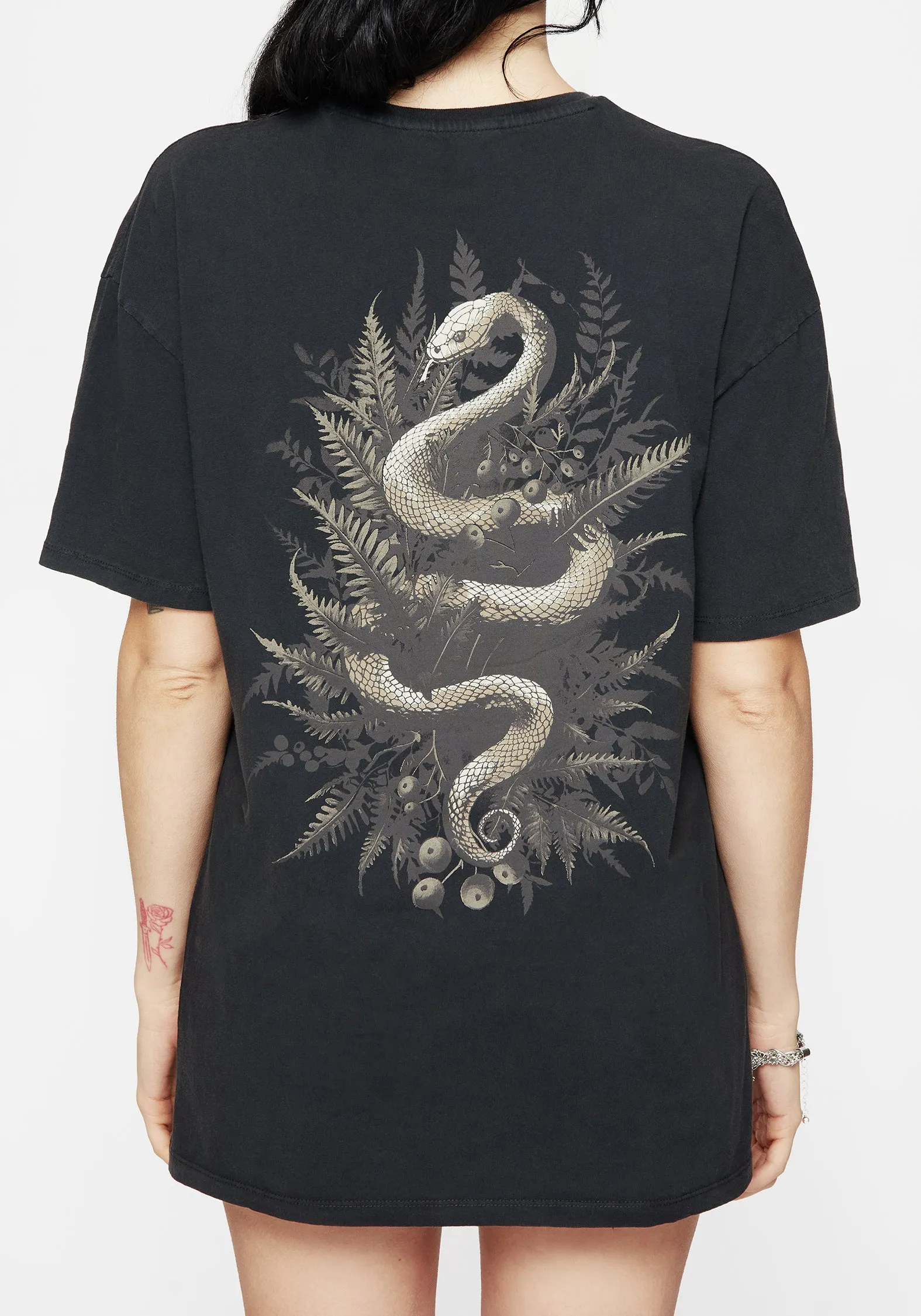 Drop Shoulder Design Simple yet stylish Gravity Cotton Snake Printed T-Shirt