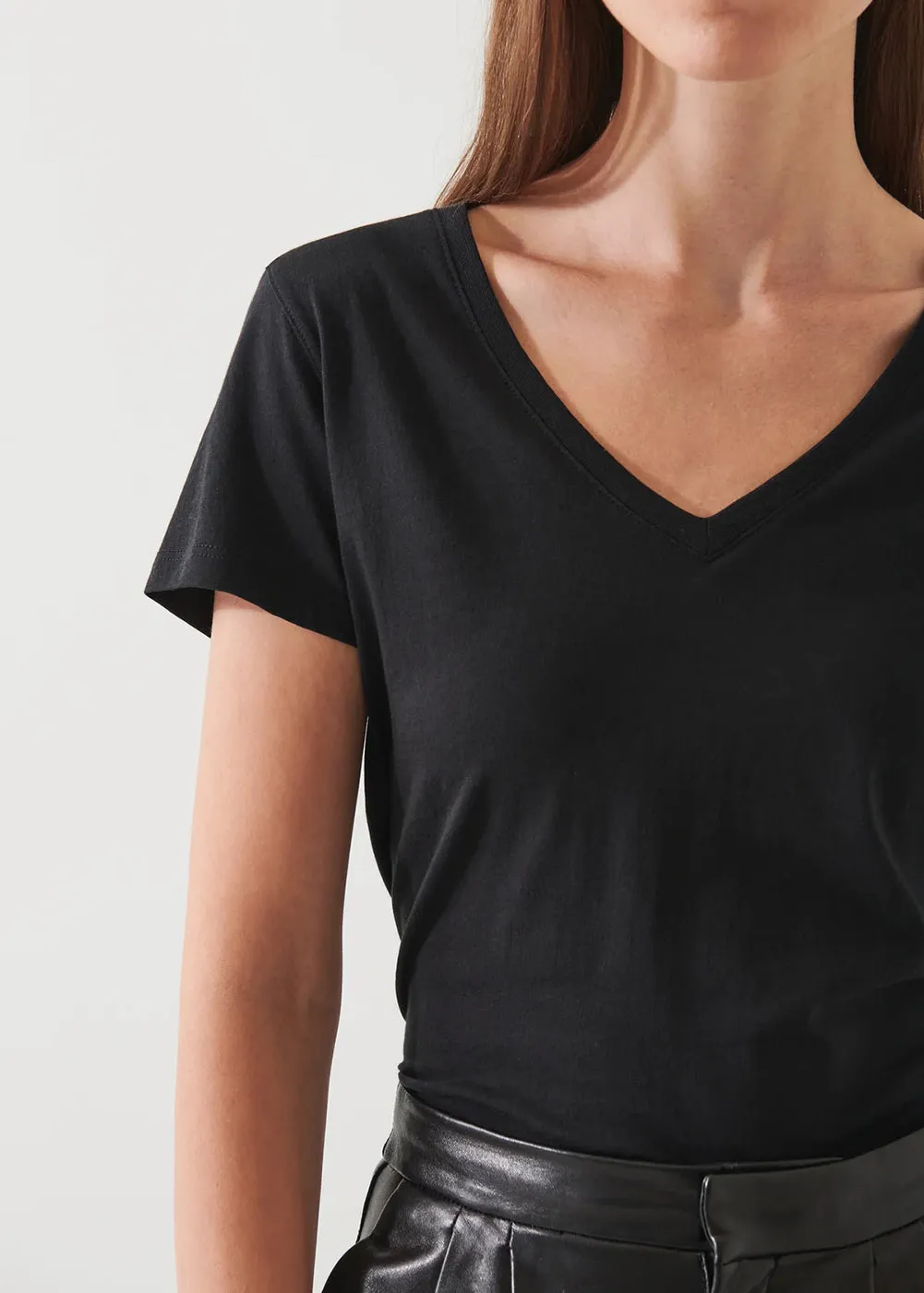 High-End Quality Universal Silhouette Classic Fit V Neck T-Shirt