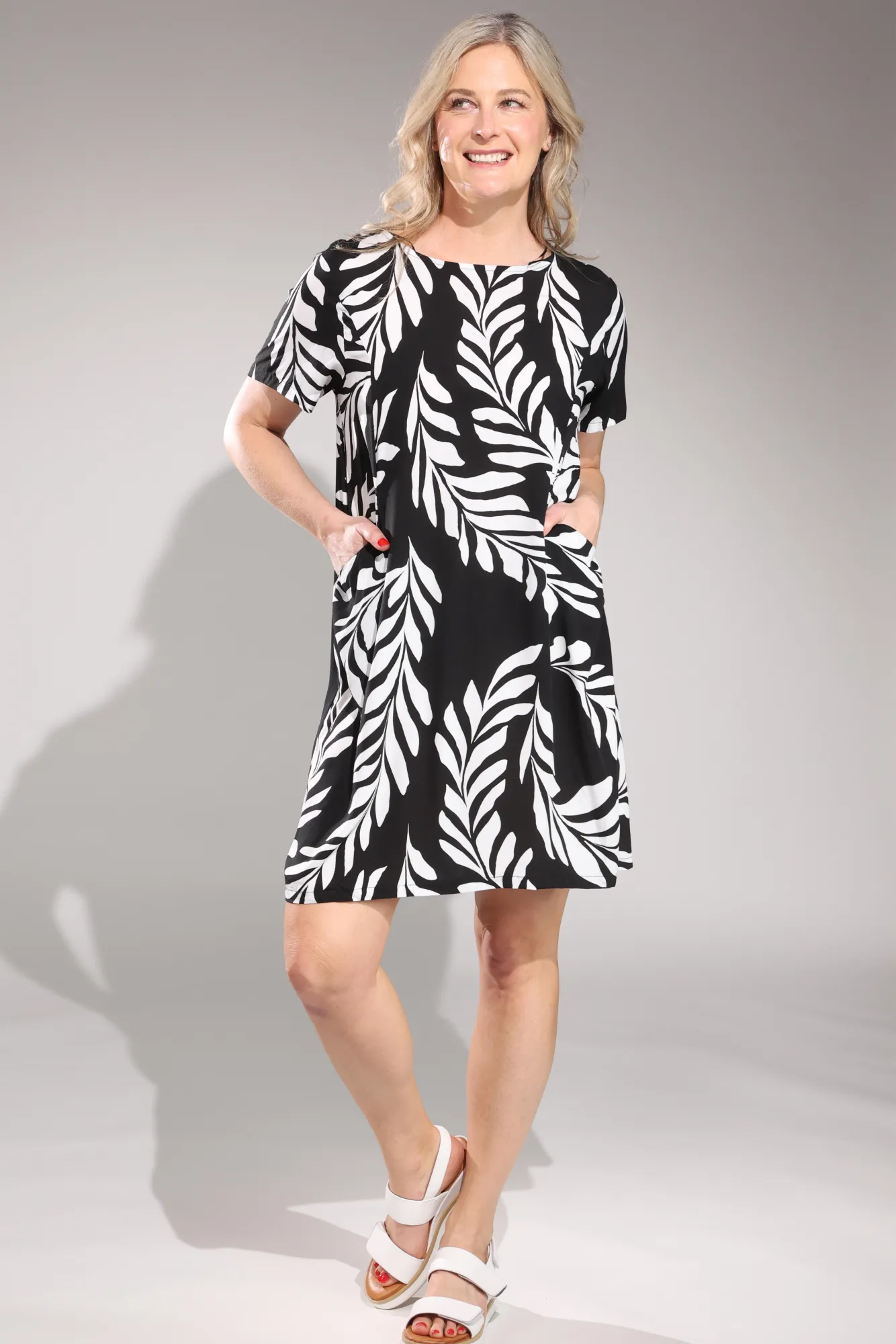 Model Edge Round neck Dress with pockets | Black Ivory Fern | 3341A1