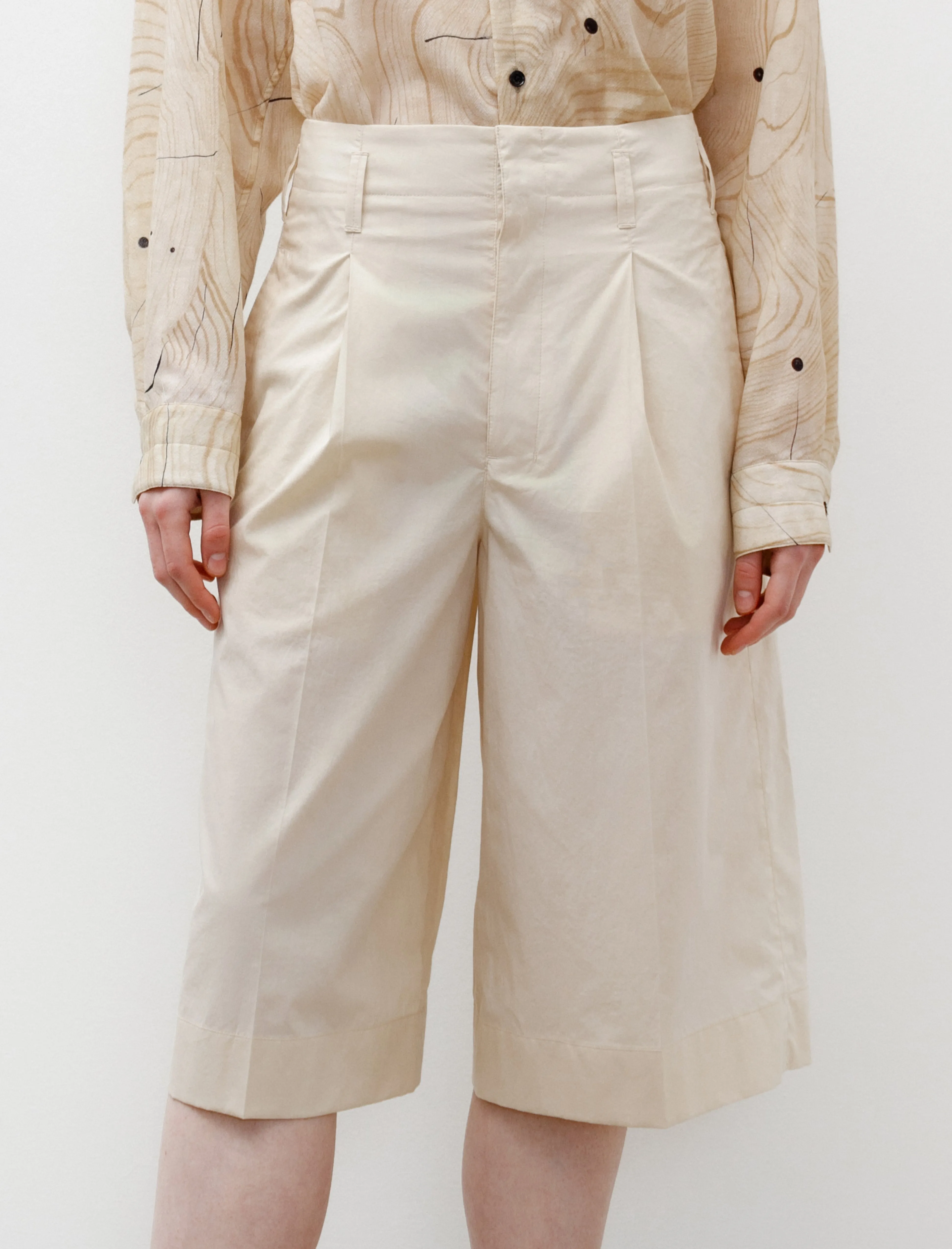 Travel Clothing Large Pleated Shorts Cream